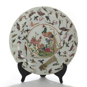 Kinesisk tallerken af porcelæn rigt dekoreret med fugle i farver, under bund seglmærke. 19.-20. årh. Diam. 24,5.