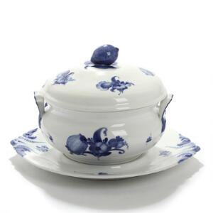 Blå Blomst Flettet. Terrin med tilhørende underfad af porcelæn, Kgl. P., dekoreret i underglasur blå. Nr. 8112. H. 26.