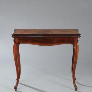 Nyrococo spillebord af palisander, plade med grøn filt. 19. årh.s anden halvdel. H. 73. B. 86. D. 42.