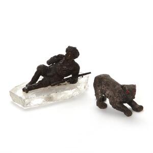 To figurer af patineret bronze i form af liggende russisk jæger på stand af krystal samt en bjørn. 19.20. årh. L. 10-16 cm. 2