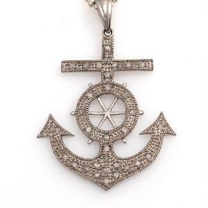 Diamantvedhæng af sterling sølv i form af anker prydet med talrige enkeltslebne diamanter. L. ca. 4 cm. Kæde af sterling sølv medfølger. L. ca. 48 cm. 2