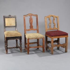 Tre almue stole af udskåret og delvis poleret træ, prydet med skæringer. 18. årh. 3