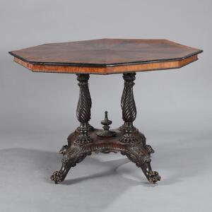 Fr. VII bord af mahogni, ottekantet plade prydet med intarsia, båret af snoede søjler på firpasfod med dyrepoter. 19. årh. H. 78. Diam. 123.