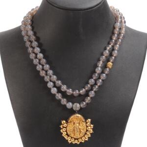 Lang halskæde med perler af grå agat, 18 kt. guld og oxideret sterlingsølv prydet med talrige rosen- og enkeltslebne diamanter og antikt vedhæng af 18 kt. guld