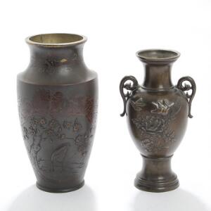 Orientalsk bordlampe og vase af patineret bronze. Ca. 1900. H. 30 og 27,5. 2