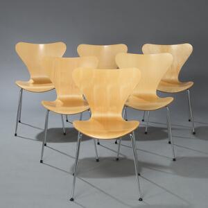 Arne Jacobsen Syveren. Sæt på seks spisestole. Stel af forkromet stål Sæde samt ryg af formbøjet lamineret ahorn. Udført hos Fritz Hansen, 2002. 6