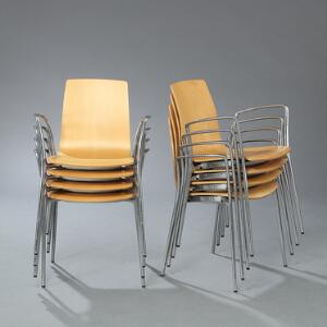 Jorge Pensi Et sæt på otte stabelstole med stel af stål. Sæde og ryg af formbøjet lamineret ahorn. Udført hos Akaba. 8