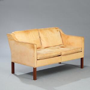 Børge Mogensen Fritstående to-personers sofa med ben af mahogni. Sider, ryg samt løse hynder betrukket med lyst patineret naturskind.