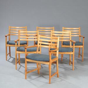 Kaj Lyngfeldt Larsen Sæt på seks armstole med stel af kirsebær. Sæde betrukket med blåt mønstret stof. Udført hos Søborg Møbler. 6