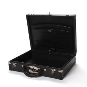 Louis Vuitton President Classeur attachétaske af sort Taïga læder med indvendige lommer i A4 format. Nypris kr. 49.500,00.  Mål ca. 45 x 35 x 11,5 cm.
