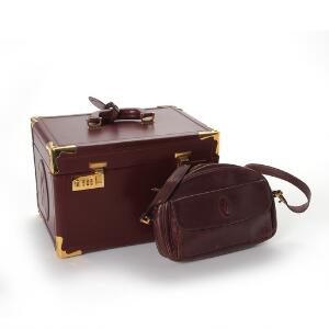 Cartier Beautybox med tilhørende æske og matchende skuldertaske af bordeux læder. Original dustbag medfølger. L. 32,5 x 21 x 22,5, 23 x 15  og 20 x 1. 3