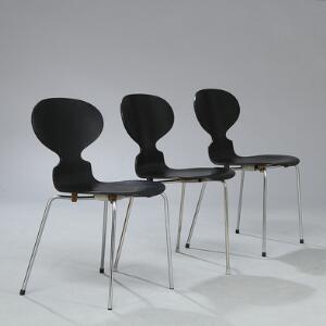 Arne Jacobsen Myren. Et sæt på tre stabelstole med stålstel. Formbøjet sæde og ryg af sortlakeret lamineret træ. Udført hos Fritz Hansen. 3