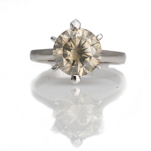 Diamant solitairering af 18 kt. hvidguld prydet med brillantslebet diamant på ca. 3.01 ct. Str. 53,5. Ca. 2010.