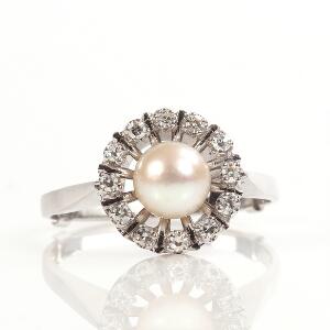 Perle- og diamantring af 14 kt. hvidguld prydet med kulturperle omkranset af talrige enkeltslebne diamanter. Str. 64.