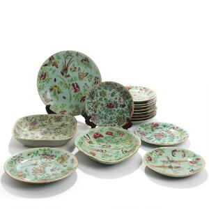 Tre kinesiske fade og 12 tallerkener af porcelæn, dekorerede med fugle, insekter og blomster i farver på grøn celadon bund. 19. årh. Diam. 18-26. 15