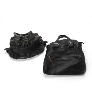 Coccinelle To dametasker af sort og brunt læder, begge med dobbelthank og den ene med aftagelig skulderrem. 2