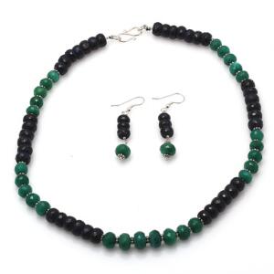 Smaragd- og safirsmykkesæt bestående af ørestikker og halskæde med lås af sterling sølv, prydet med perler af facetslebne smaragder og safire. 3