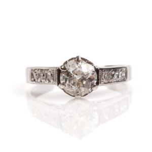 Diamantring af 14 kt. hvidguld prydet med brillantslebet diamant med ældre slibning på ca. 0.95 ct. Str. 53.