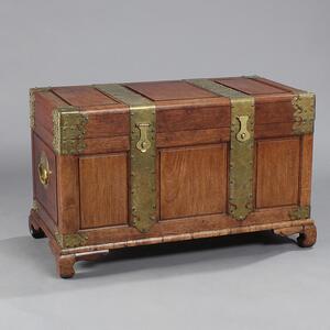 Kinesisk kiste af kamfertræ, rigt prydet med drager og fisk på båndbeslag af messing. 20. årh. H. 64. B. 104. D. 53.