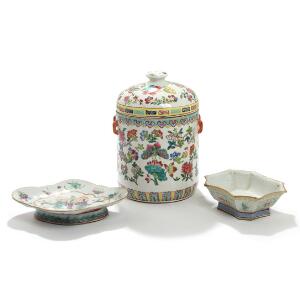 Lågkrukke, bordskål og asiet af porcelæn, rigt dekoreret med sommerfugle, personer, frugter og blomster. Kina 19.-20. årh. Lågkrukke H. 31. 3