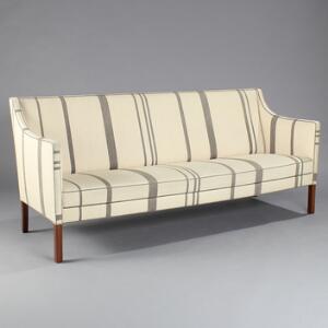 Dansk møbeldesign Tre-personers sofa med betræk af stribet lyst uld, ben af mahogni. L. 200.