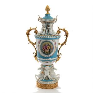 Prydvase af porcelæn, dekoreret med i farver og modelleret med putti og heste, montering af forgyldt bronze. Pseudo mærke. 20. årh. H. 67.