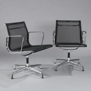 Charles Eames, Ray Eames Aluminium Group EA 108. Et par armstole med drejestel af forkromet aluminium, sæde og ryg med sort netvæv. 2