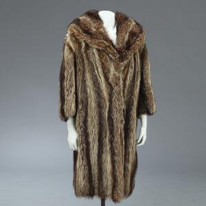 Pelsfrakke af brun vaskebjørn med bordeaux silkefoer og bred krave. Str. 42-44. L. ca. 105 cm.
