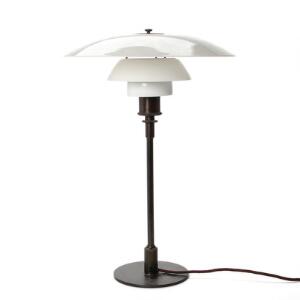 Poul Henningsen PH-43. Bordlampe med stel af bruneret messing mrk. Pat. Appl. forsynet med skærme af opalglas.