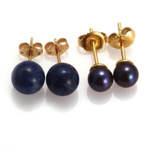 To par ørestikker af 14 og 18 kt. guld prydet henholdvis perler af lapis lazuli og peacockfarvede ferskvandskulturperler. 4