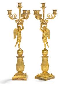 Et par franske empire form kandelabre af forgyldt bronze, støbt med putti hver med tre lysarme. Ca. 1900. H. 62. 2