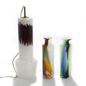 Dansk design Loftlampe og to vaser af farvet glas. 1970erne. H. 41, 27 og 28. 3