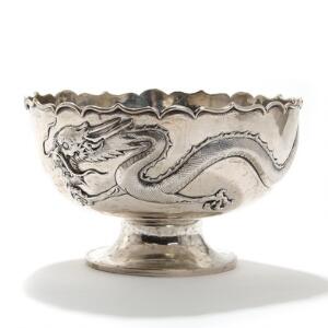 Kinesisk skål af sølv, støbt med drage. Mester Sing Fat. Vægt ca. 349 gr. Canton. 20. årh.s begyndelse. H. 11. Diam. 17.