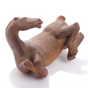 Dansk keramiker Hest, der ruller sig. Sign. monogram. Figur af stentøj. BG. H. 19. L. 30.