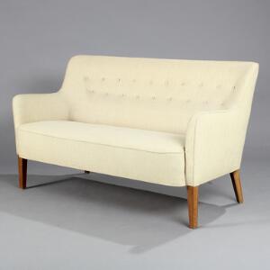 Jacob Kjær, tilskrevet To-personers sofa med betræk af lyst uld, ben af mahogni. 1950erne. L. 145.