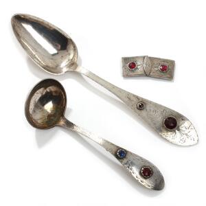 Slesvigsk sauceske, ske og bæltespænde af sølv, prydet med graveringer og flusser. 19. årh. Vægt ca. 95 gr. 3