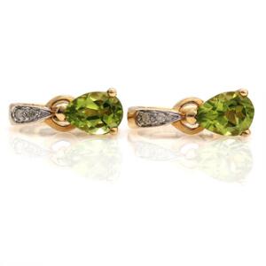 Peridot- og diamantørestikker af 10 kt. guld hver prydet med facetslebet peridot og brillantslebne diamanter. 2