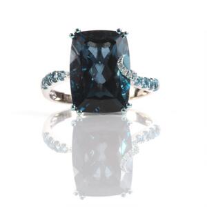 Topas- og diamantring af 14 kt. hvidguld prydet med facetslebet topas og brillantslebne diamanter. Str. 55.