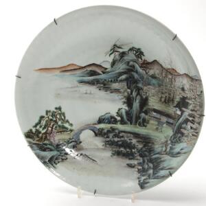 Kinesisk fad af porcelæn, dekoreret i emaljefarver med kinesisk landskab med bjerge. Qianlong mærke, 20. årh. Diam. 34,5 cm.