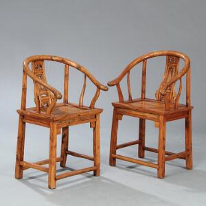 Et par kinesiske armstole af elmetræ. 19. årh. 2.