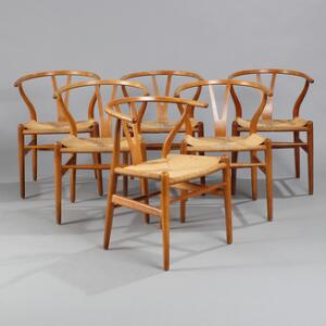 Hans J. Wegner Y-stolen. Et sæt på seks armstole af egetræ, sæder med flettet papirgarn. Model CH 24. 6