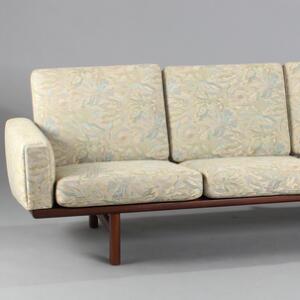 Hans J. Wegner GE 236. Tre-personers sofa af teaktræ med blomstret betræk. Udført hos Getama. L. 210.