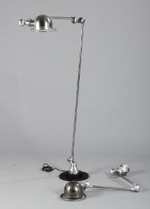Jean-Louis Domecq Loft. Fransk industri standerlampe og væglampe af metal.  Udført hos Jieldé, Lyon. 1950erne. 2