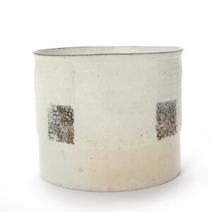 Bodil Manz Cylindrisk skål af tyndt porcelæn modelleret med prægede felter. H. 12.