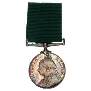 England, Victoria, medaillen For Long Service in the Volunteer Force, med originalt bånd - mørkl patina