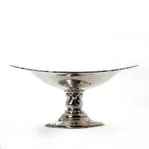 Dansk sølvsmed Oval opsats af hammerslået sølv. Smedet i oval, tilspidsende form med skønvirkeornamentik i relief. L. 37.