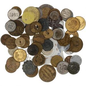 Samling af diverse spillemønter, værdimærker, bryggeritegn, nødmønter og vaskeripoleter med mere fra Tyskland, i alt 64 stk. med en del bedre iblandt