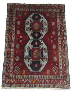 Kaukasisk tæppe, prydet med medaljoner på rød bund. 20. årh. 203 x 140.