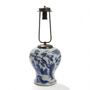 Orientalsk bordlampe af porcelæn, dekoreret i blå med figurer i landskab. 18.-19. årh. H. inkl. montering 60.