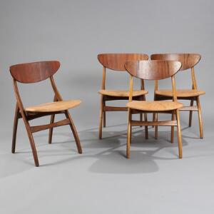 Dansk møbeldesign Fire stole med savbukkeformet stel af egetræ og kopstykke af teaktræ, sæder med lyst brunt skind. 1950erne. 4